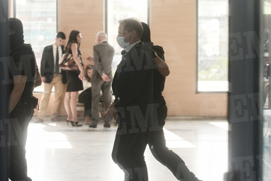 Δίκη Λιγνάδη: Οι πρώτες φωτογραφίες του ηθοποιού, λίγο μετά την ανακοίνωση της απόφασης ότι θα αποφυλακιστεί