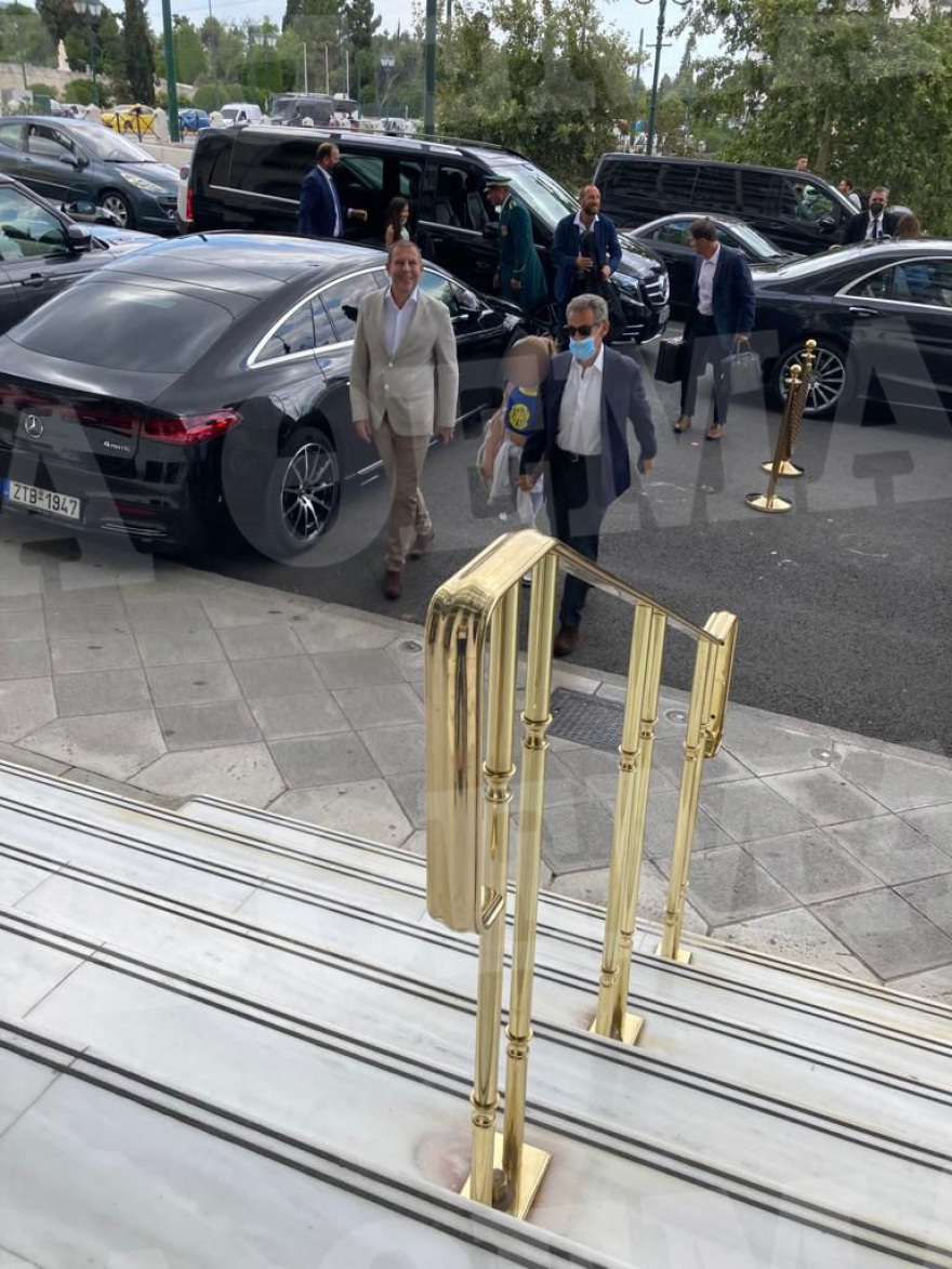 Νικολά Σαρκοζί: Μούσκεμα τρέχει στο κέντρο της Αθήνας - Δείτε φωτογραφίες