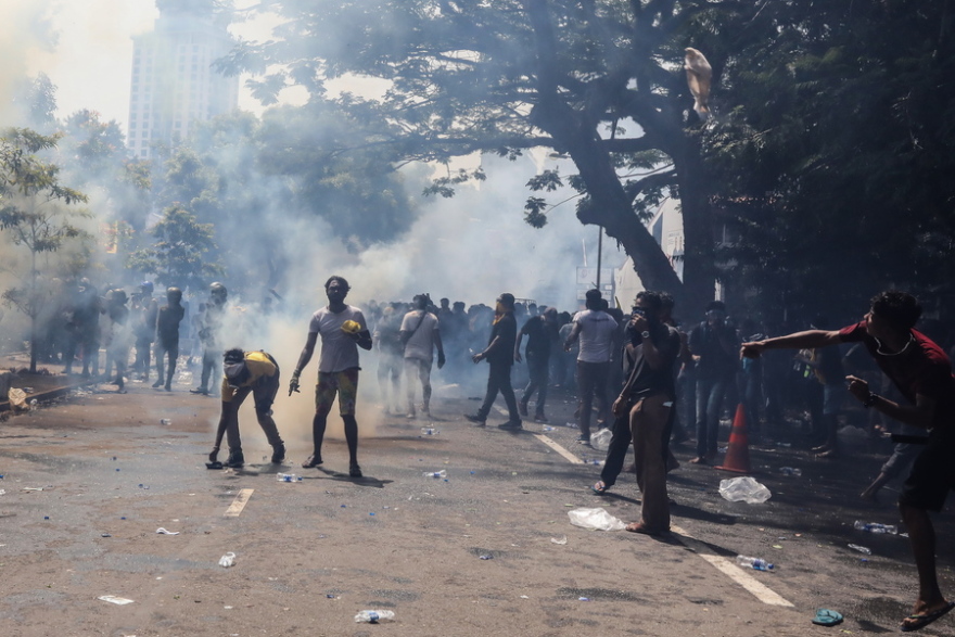 Πολιτική κρίση στη Σρι Λάνκα: Διαδηλώσεις, λεηλασίες και δακρυγόνα μετά τη φυγή του προέδρου