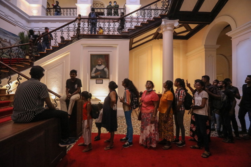 Πολιτική κρίση στη Σρι Λάνκα: Διαδηλώσεις, λεηλασίες και δακρυγόνα μετά τη φυγή του προέδρου