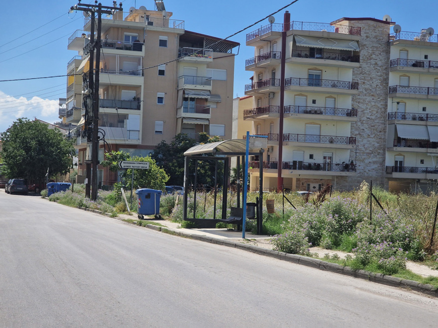 Θεσσαλονίκη: Αυτοκίνητο έπεσε πάνω σε στάση του ΟΑΣΘ - Τρεις τραυματίες