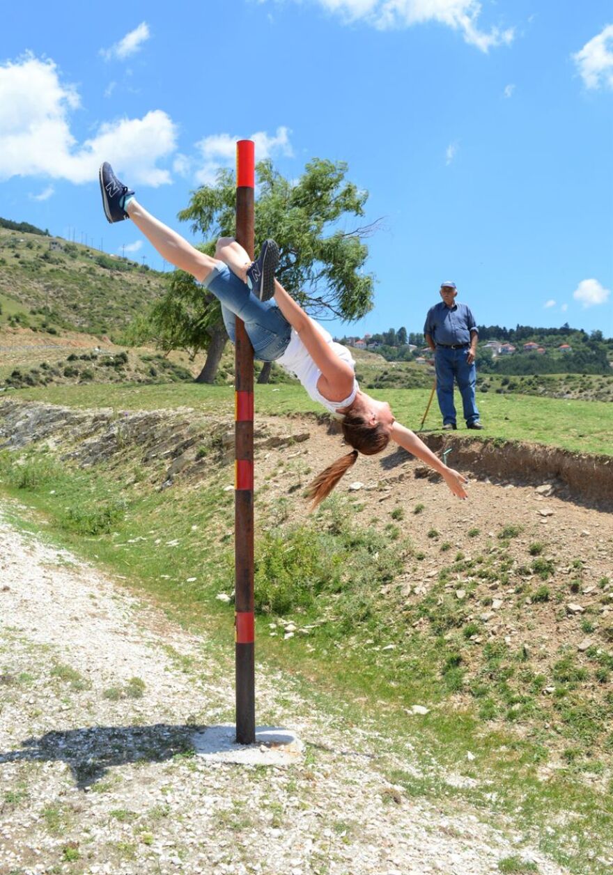 Τουρίστρια στο Λιβάδι Ελασσόνας είδε κολόνα στον δρόμο και άρχισε το... pole dancing