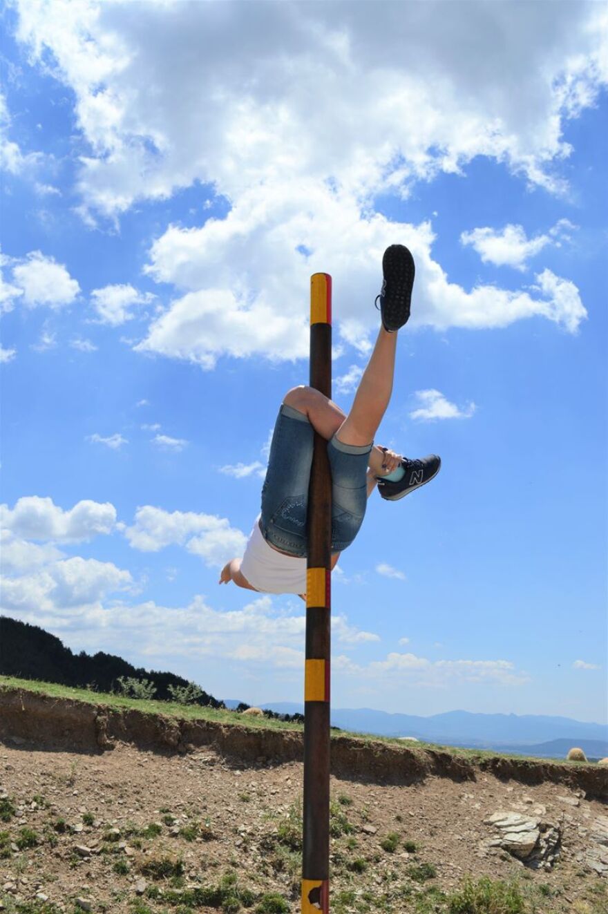 Τουρίστρια στο Λιβάδι Ελασσόνας είδε κολόνα στον δρόμο και άρχισε το... pole dancing