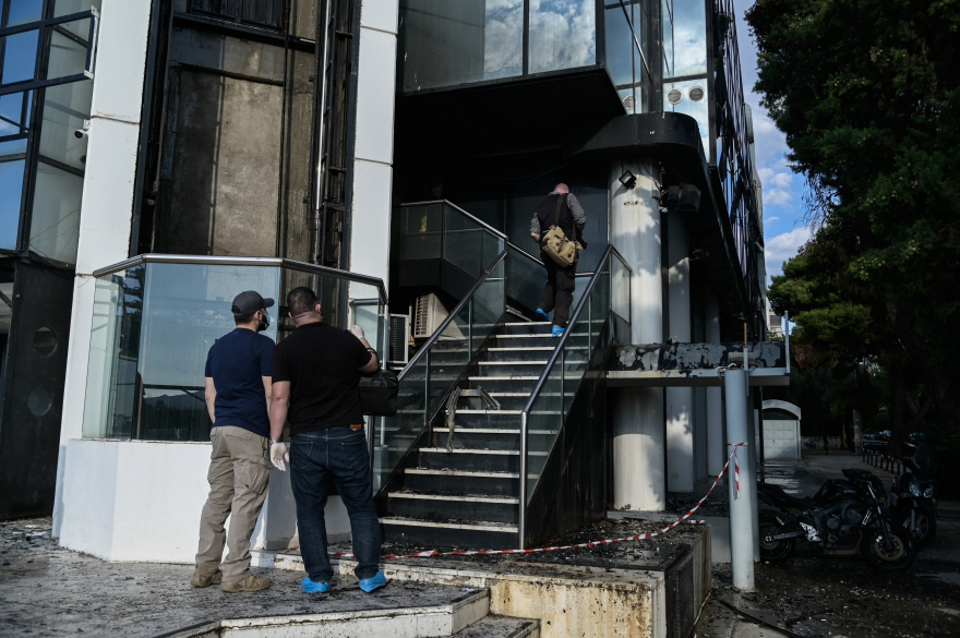 Eμπρηστική επίθεση στο Real Group: Η ΕΛΑΣ εξετάζει σύνδεση με τον αντιεξουσιαστικό χώρο