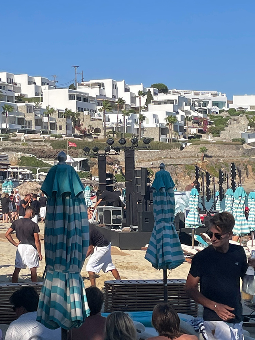 Μύκονος: Τα γενέθλια του «Λύκου της Wall Street» και το «glam dinner» του Αρμάνι