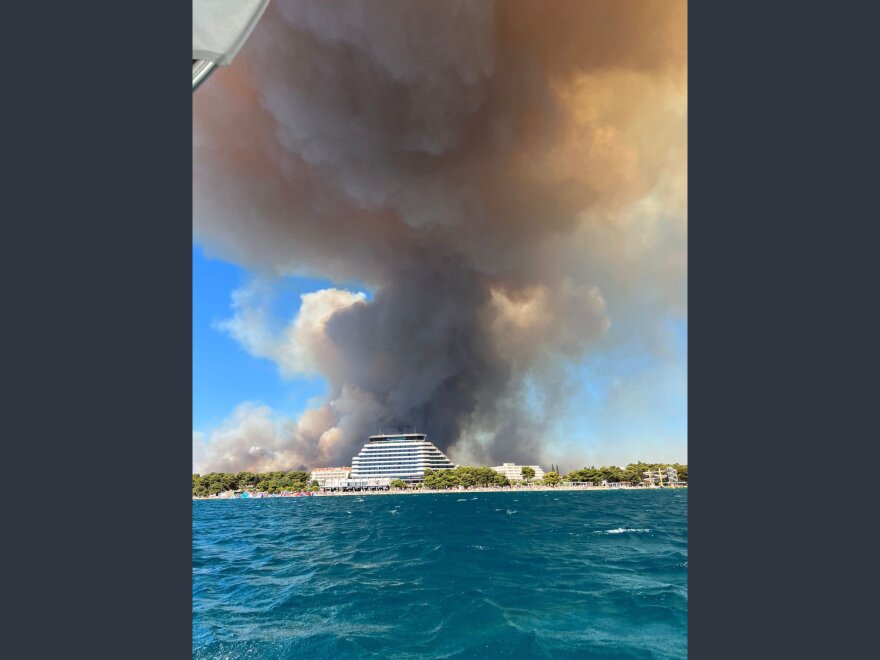 Κροατία: Δραματικές στιγμές από τις φωτιές στις Δαλματικές Ακτές - Κάηκαν σπίτια, εκκενώθηκαν περιοχές 