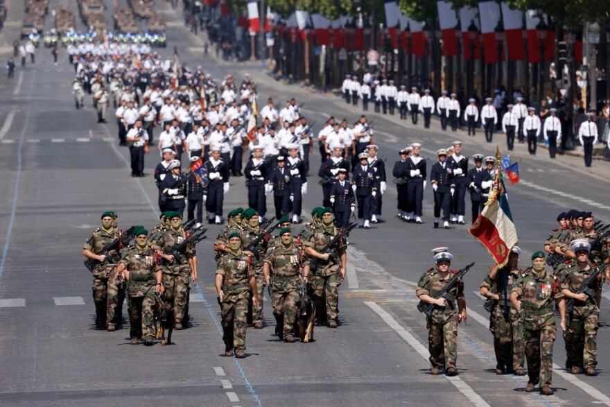 Γαλλία: Γιορτάζουν την Ημέρα της Βαστίλης - Μεγάλη παρέλαση στα Ηλύσια Πεδία παρουσία Μακρόν