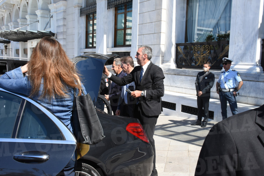 Νικολά Σαρκοζί: Μούσκεμα τρέχει στο κέντρο της Αθήνας - Δείτε φωτογραφίες