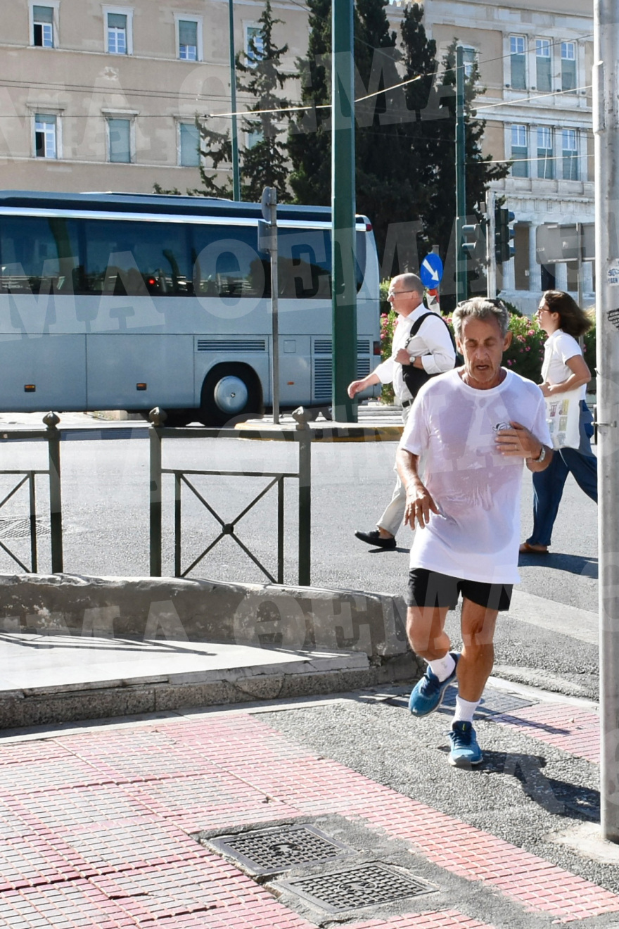 Νικολά Σαρκοζί: Μούσκεμα τρέχει στο κέντρο της Αθήνας - Δείτε φωτογραφίες