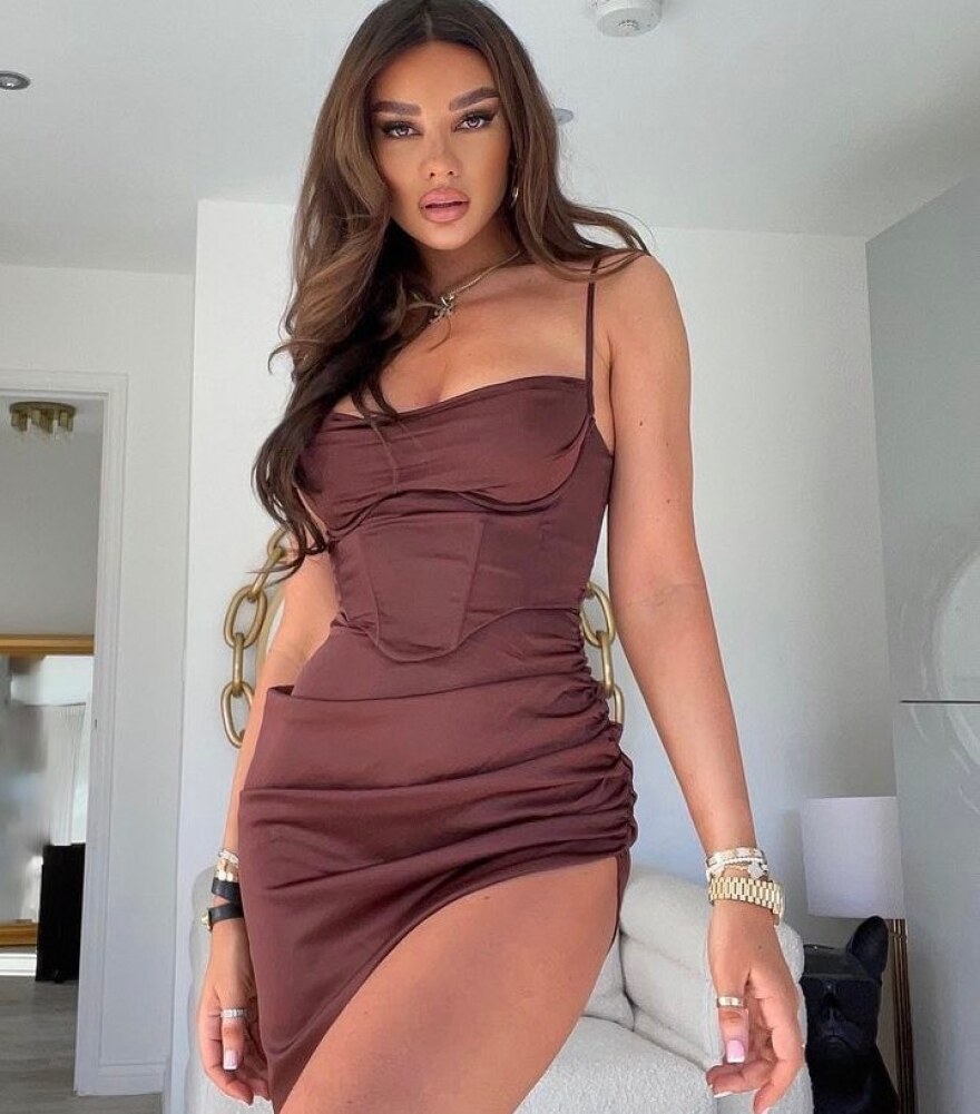 Η Ρούμπι Μέι «κλέβει» τις εντυπώσεις στη Μύκονο