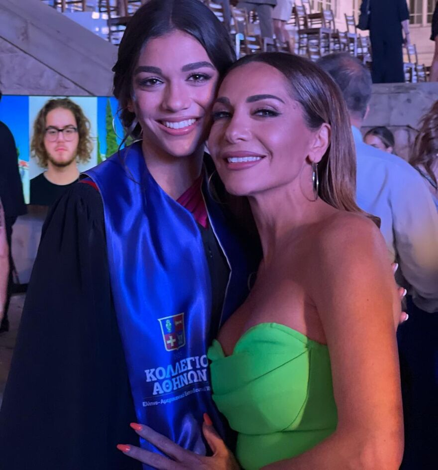 Δέσποινα Βανδή: Καμαρώνει την κόρη της, Μελίνα Νικολαΐδη, ενώ τραγουδά - Δείτε το βίντεο