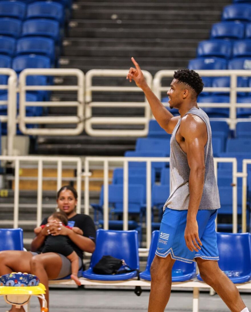 O Γιάννης Αντετοκούνμπο πήρε την οικογένειά του στην προπόνηση 