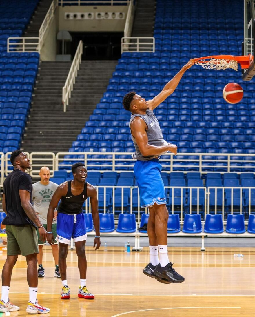 O Γιάννης Αντετοκούνμπο πήρε την οικογένειά του στην προπόνηση 