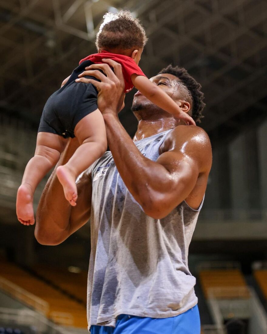 O Γιάννης Αντετοκούνμπο πήρε την οικογένειά του στην προπόνηση 