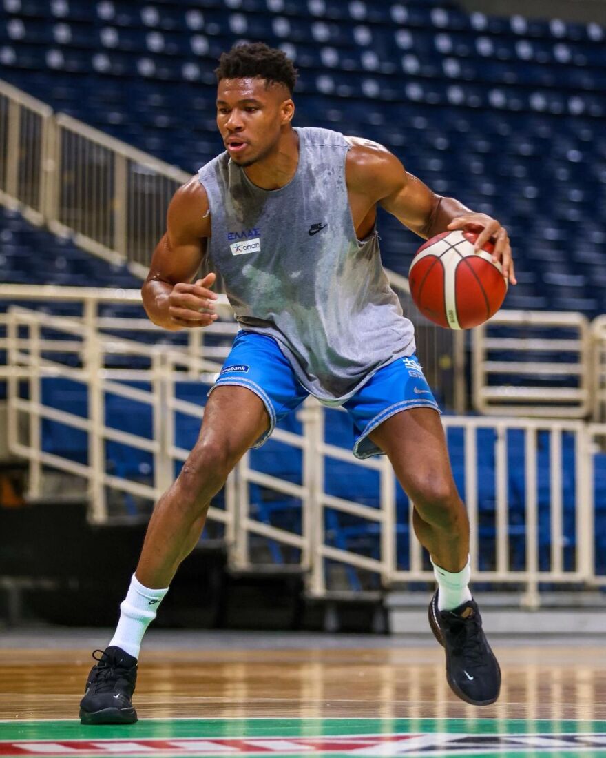 O Γιάννης Αντετοκούνμπο πήρε την οικογένειά του στην προπόνηση 