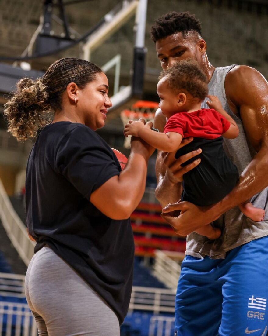 O Γιάννης Αντετοκούνμπο πήρε την οικογένειά του στην προπόνηση 