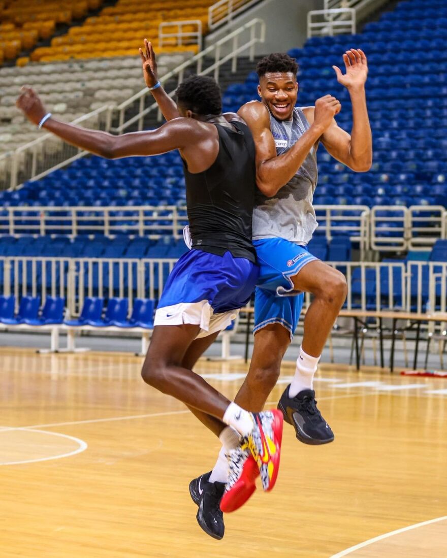 O Γιάννης Αντετοκούνμπο πήρε την οικογένειά του στην προπόνηση 