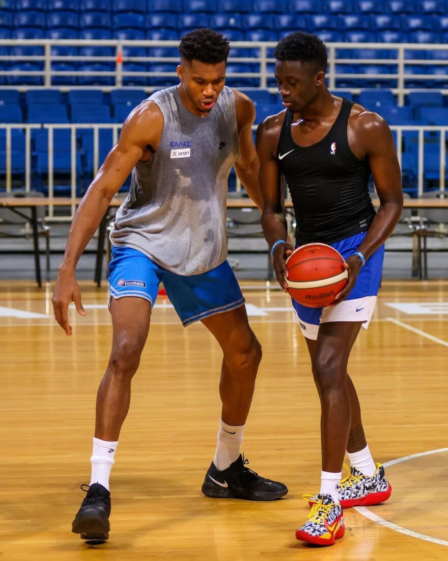 O Γιάννης Αντετοκούνμπο πήρε την οικογένειά του στην προπόνηση 