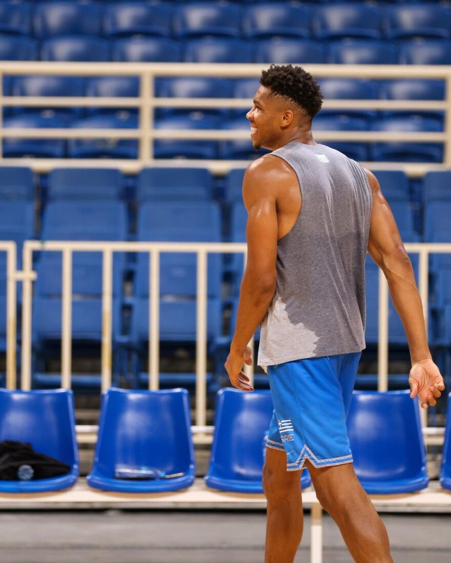 O Γιάννης Αντετοκούνμπο πήρε την οικογένειά του στην προπόνηση 