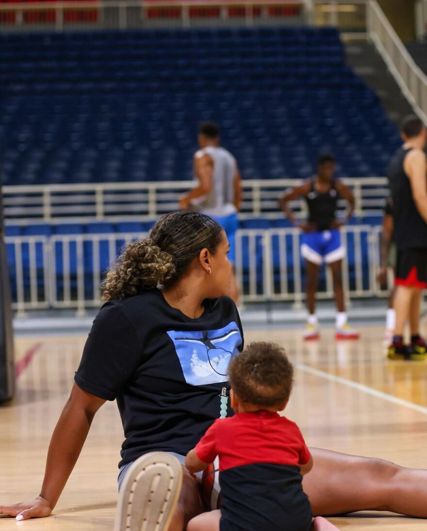 O Γιάννης Αντετοκούνμπο πήρε την οικογένειά του στην προπόνηση 