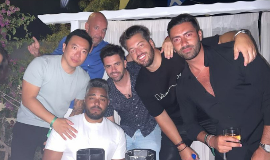 Μετά τη βάπτιση στη Βουλιαγμένη η οικογένεια Μπούση ετοιμάζεται για γάμο στη Μύκονο 