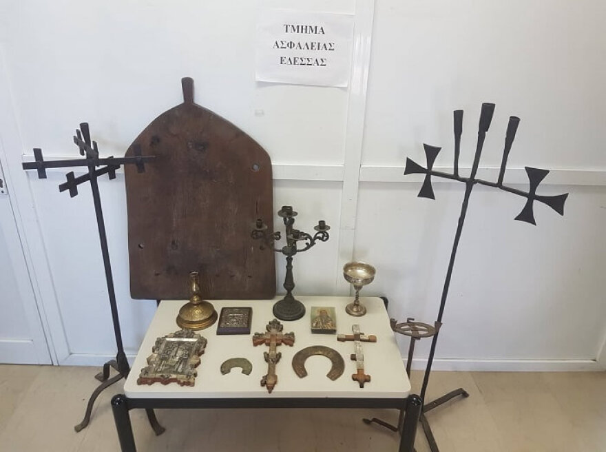 Έβγαλε στο «σφυρί» θρησκευτικά είδη μεγάλης αξίας
