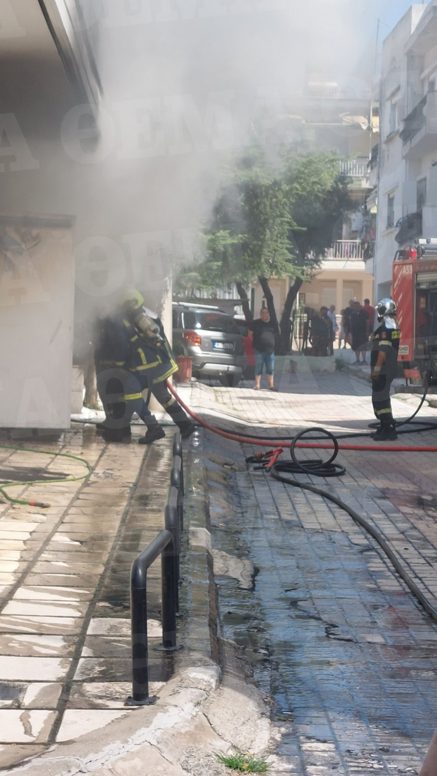 Θεσσαλονίκη: Αυτοκίνητο εξερράγη σε πιλοτή - «Ακούσαμε εκρήξεις και τρέξαμε»