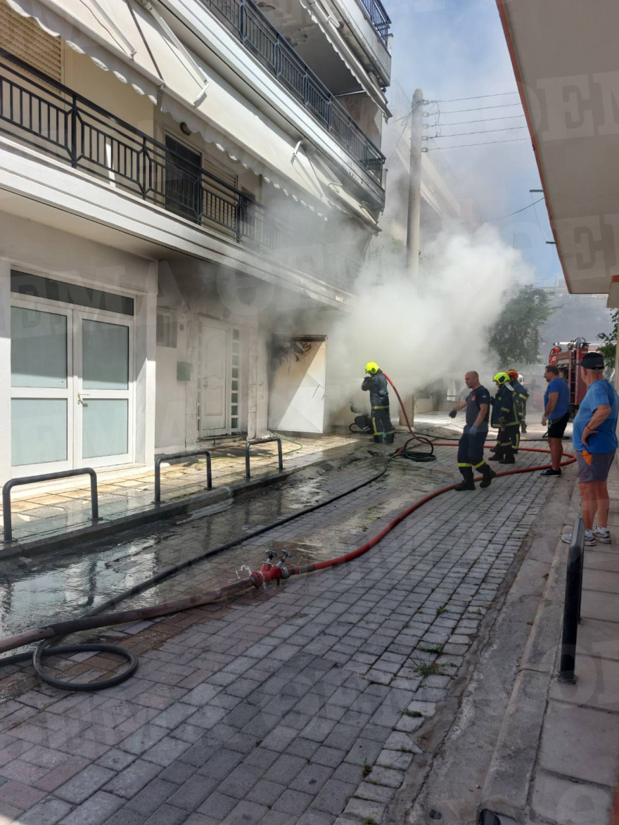 Θεσσαλονίκη: Αυτοκίνητο εξερράγη σε πιλοτή - «Ακούσαμε εκρήξεις και τρέξαμε»