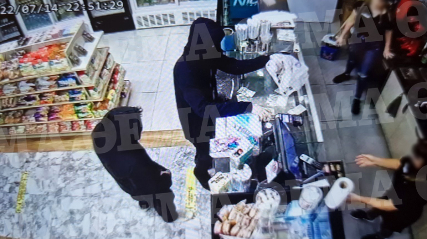 Θεσσαλονίκη: Βίντεο-ντοκουμέντο από τη ληστεία σε ψιλικατζίδικο - Μπούκαραν με μαχαίρι και άρπαξαν 500 ευρώ