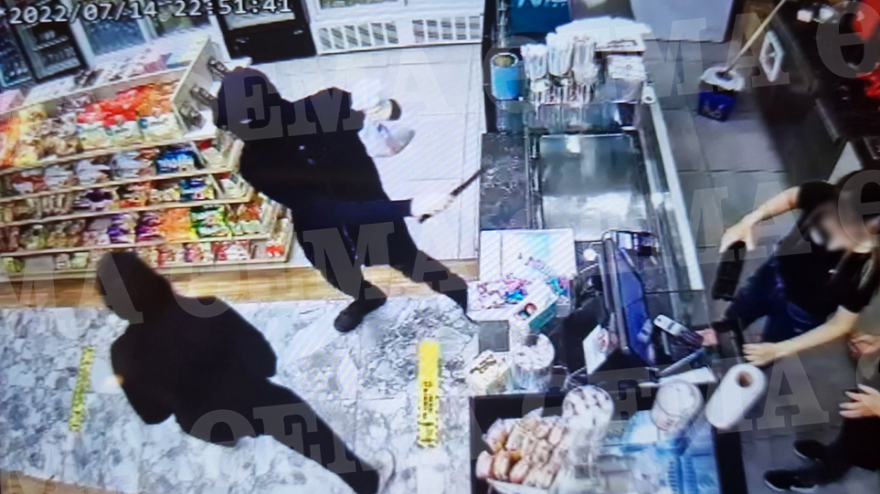 Θεσσαλονίκη: Βίντεο-ντοκουμέντο από τη ληστεία σε ψιλικατζίδικο - Μπούκαραν με μαχαίρι και άρπαξαν 500 ευρώ