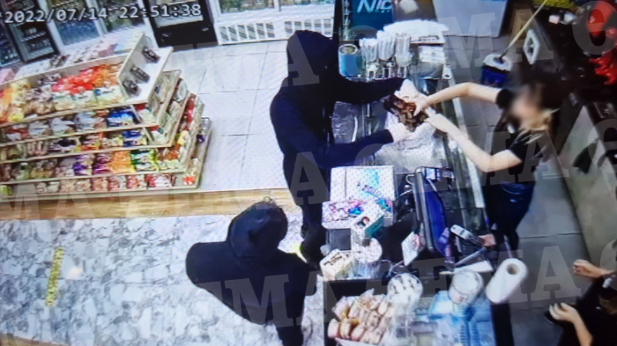 Θεσσαλονίκη: Βίντεο-ντοκουμέντο από τη ληστεία σε ψιλικατζίδικο - Μπούκαραν με μαχαίρι και άρπαξαν 500 ευρώ