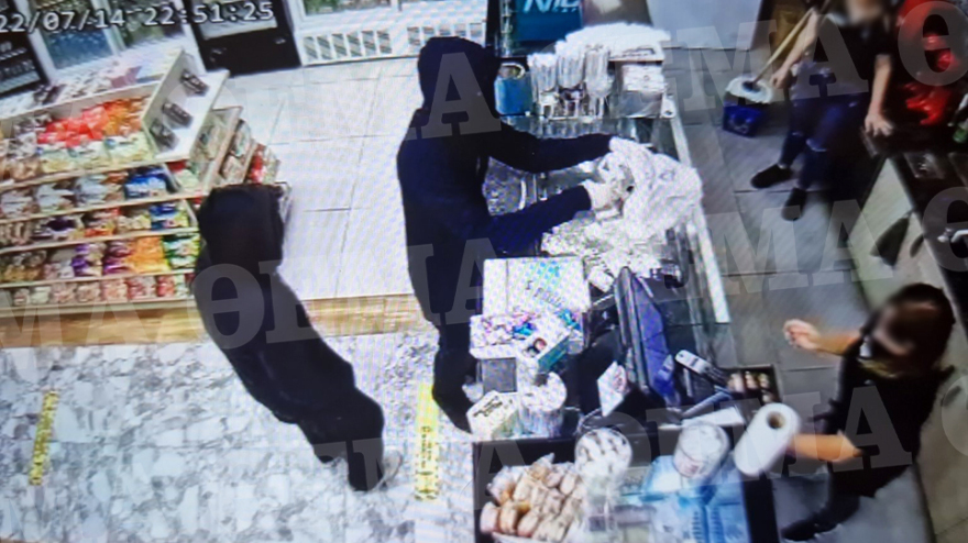 Θεσσαλονίκη: Βίντεο-ντοκουμέντο από τη ληστεία σε ψιλικατζίδικο - Μπούκαραν με μαχαίρι και άρπαξαν 500 ευρώ