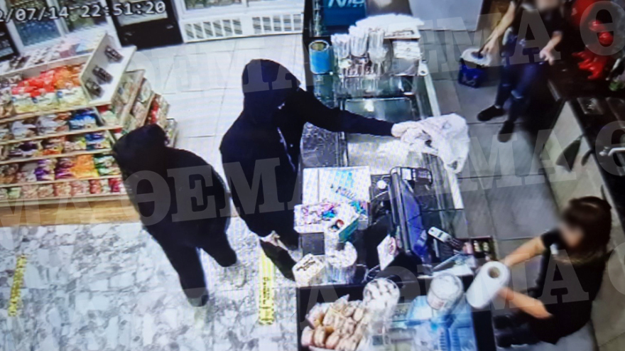 Θεσσαλονίκη: Βίντεο-ντοκουμέντο από τη ληστεία σε ψιλικατζίδικο - Μπούκαραν με μαχαίρι και άρπαξαν 500 ευρώ