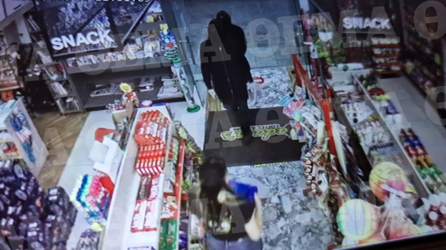 Θεσσαλονίκη: Βίντεο-ντοκουμέντο από τη ληστεία σε ψιλικατζίδικο - Μπούκαραν με μαχαίρι και άρπαξαν 500 ευρώ