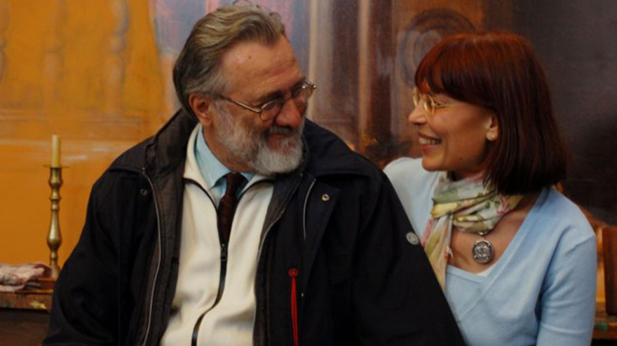 Γιάννης Σμαραγδής: «Λύγισε» on air για τον θάνατο της συζύγου του - «Καμιά φορά την ακούω να μιλάει»