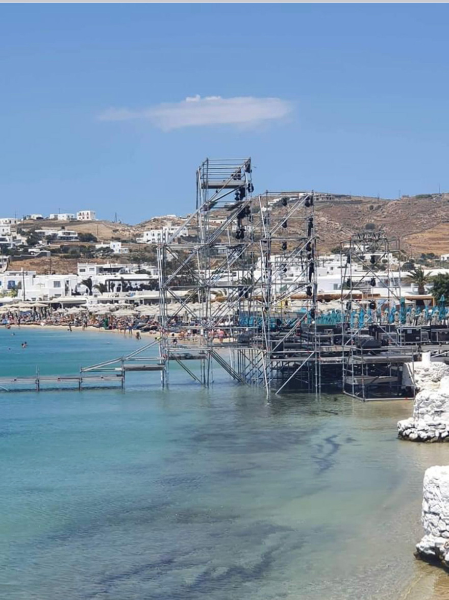 Ο Βέρτης... τρελάθηκε: 15.000 ευρώ η ελάχιστη κατανάλωση για πρώτο τραπέζι στη συναυλία του στον Ορνό της Μυκόνου