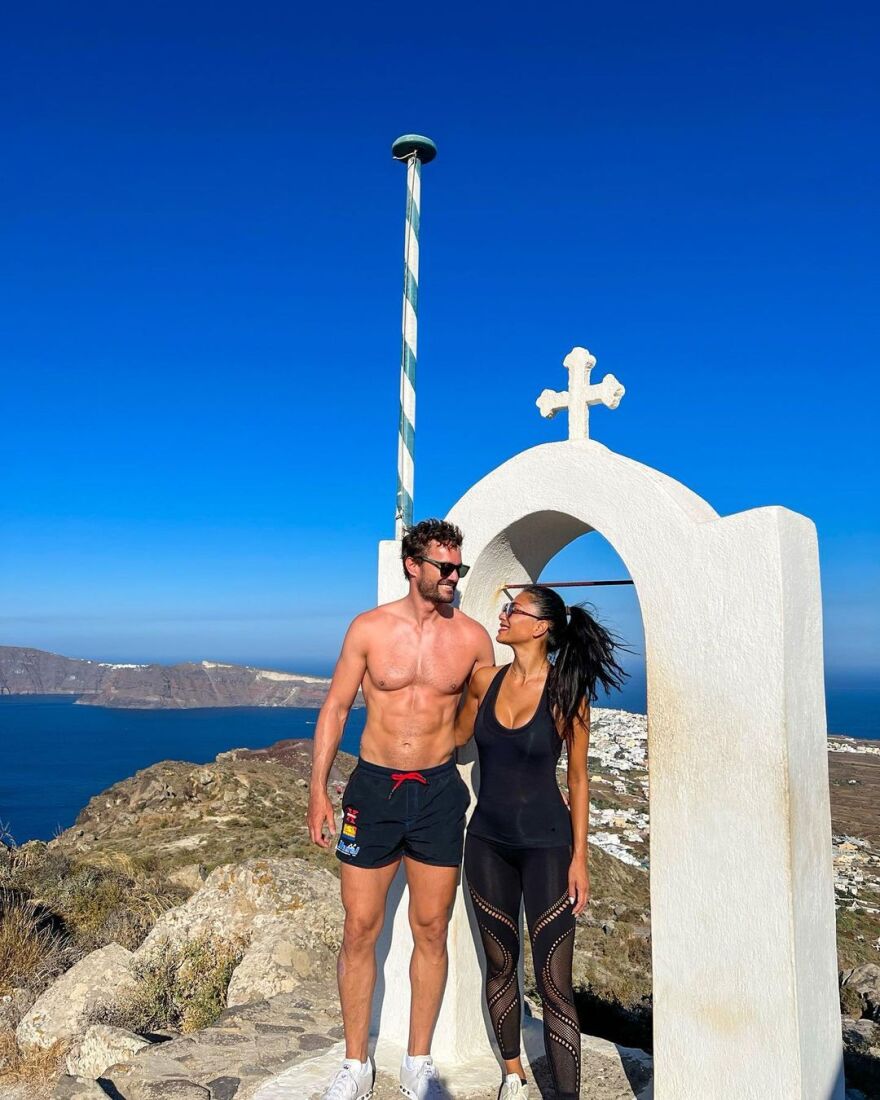 Νικόλ Σέρζινγκερ: Βομβαρδίζει το Instagram με φωτογραφίες και βίντεο από τη Σαντορίνη