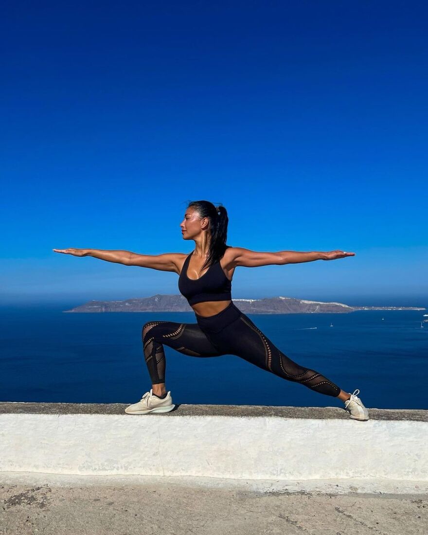 Νικόλ Σέρζινγκερ: Βομβαρδίζει το Instagram με φωτογραφίες και βίντεο από τη Σαντορίνη