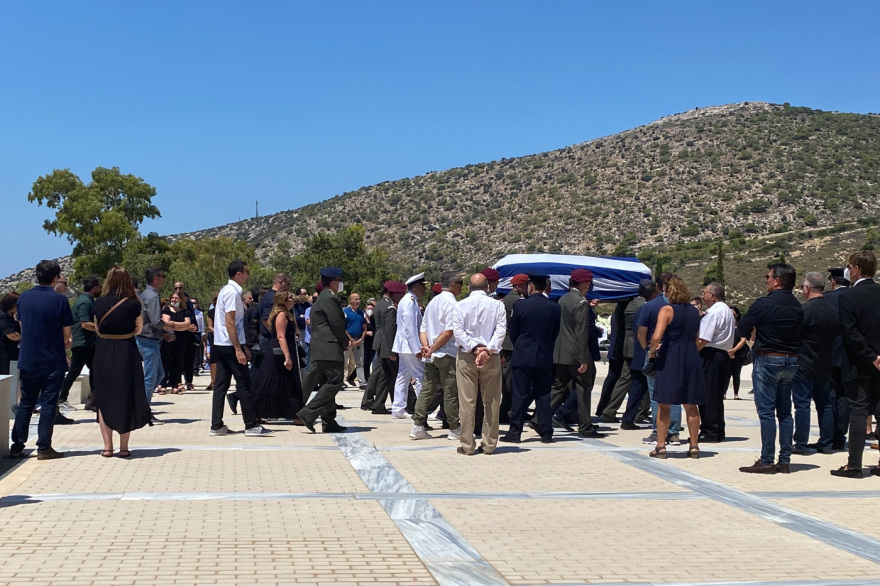 Πτώση ελικοπτέρου στη Σάμο: Θρήνος στην κηδεία του Έλληνα που σκοτώθηκε - Ο σπαραγμός της μητέρας του