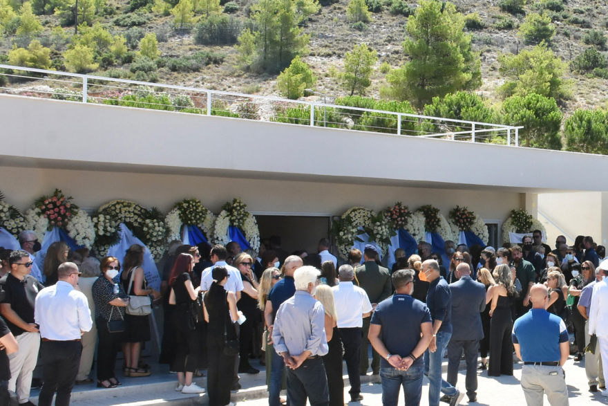 Πτώση ελικοπτέρου στη Σάμο: Θρήνος στην κηδεία του Έλληνα που σκοτώθηκε - Ο σπαραγμός της μητέρας του