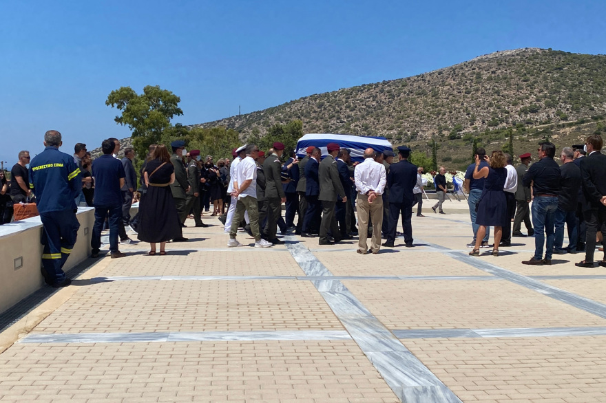 Πτώση ελικοπτέρου στη Σάμο: Θρήνος στην κηδεία του Έλληνα που σκοτώθηκε - Ο σπαραγμός της μητέρας του