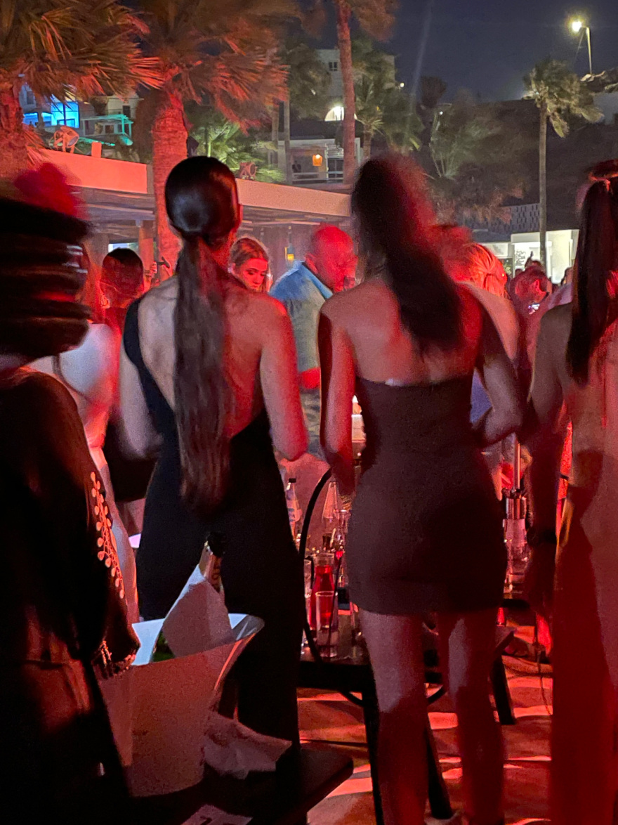 Μύκονος: Ξημέρωσε και ο Βέρτης ακόμη τραγουδούσε - Ο χαμός από τους Ισραηλινούς και οι εισπράξεις των €700.000 