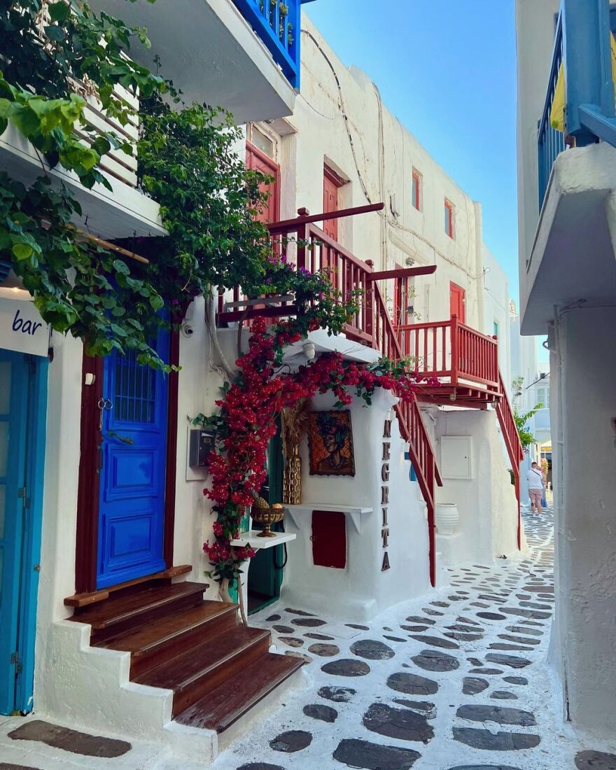 Τζόνι Χαλιντέι: Η σύζυγος του αείμνηστου τραγουδιστή απολαμβάνει τις διακοπές της στην Ελλάδα και διαφημίζει τη Σίφνο