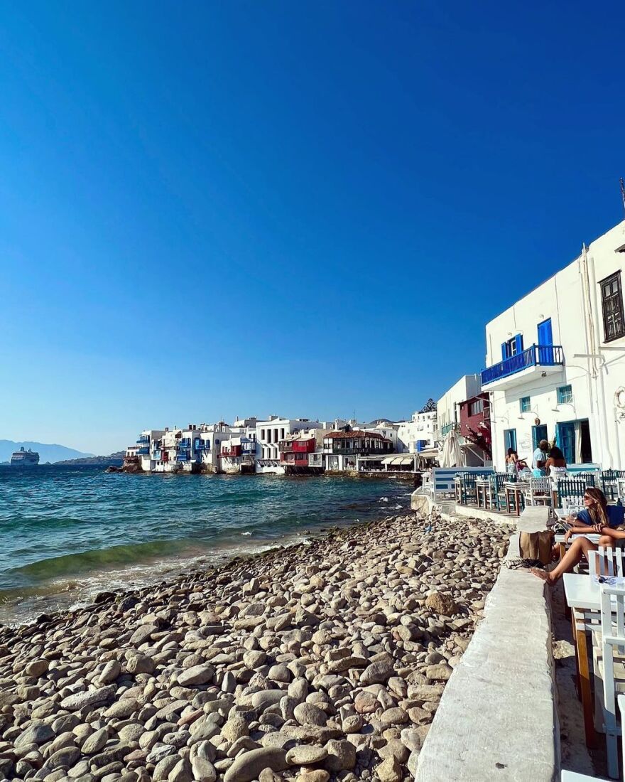 Τζόνι Χαλιντέι: Η σύζυγος του αείμνηστου τραγουδιστή απολαμβάνει τις διακοπές της στην Ελλάδα και διαφημίζει τη Σίφνο