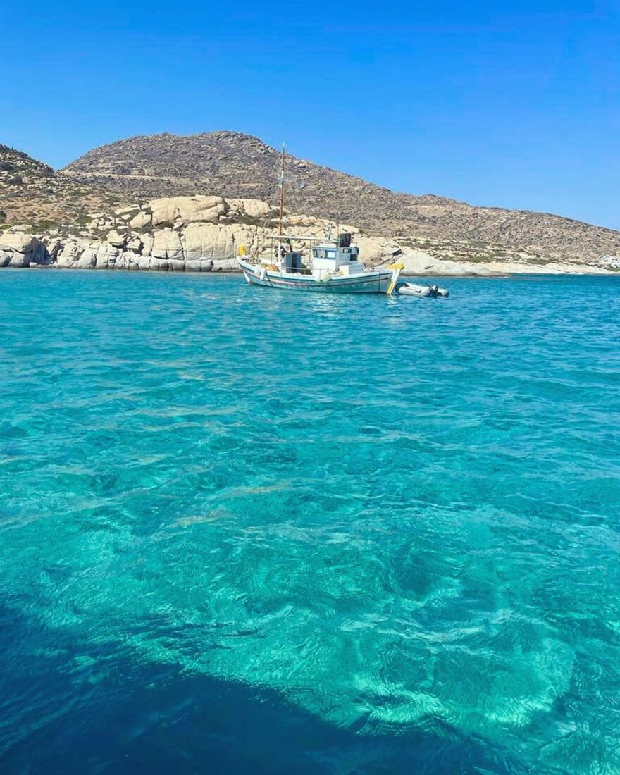 Τζόνι Χαλιντέι: Η σύζυγος του αείμνηστου τραγουδιστή απολαμβάνει τις διακοπές της στην Ελλάδα και διαφημίζει τη Σίφνο