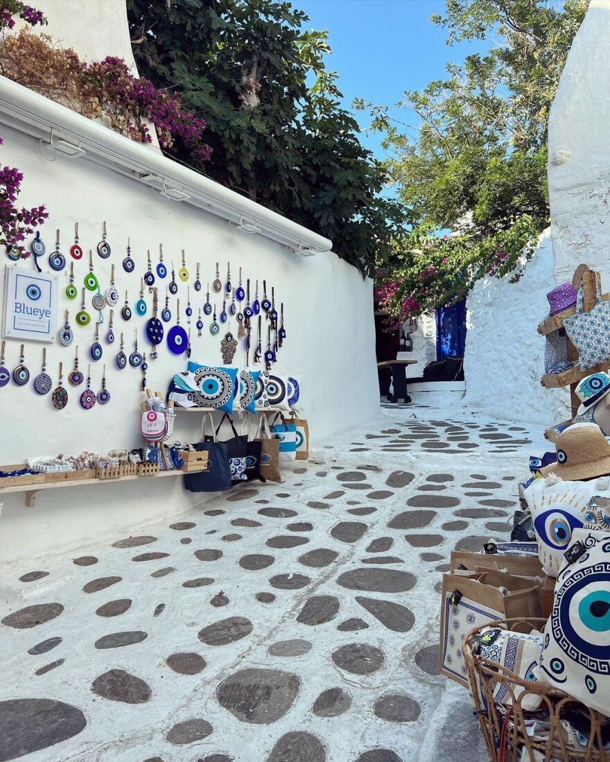 Τζόνι Χαλιντέι: Η σύζυγος του αείμνηστου τραγουδιστή απολαμβάνει τις διακοπές της στην Ελλάδα και διαφημίζει τη Σίφνο