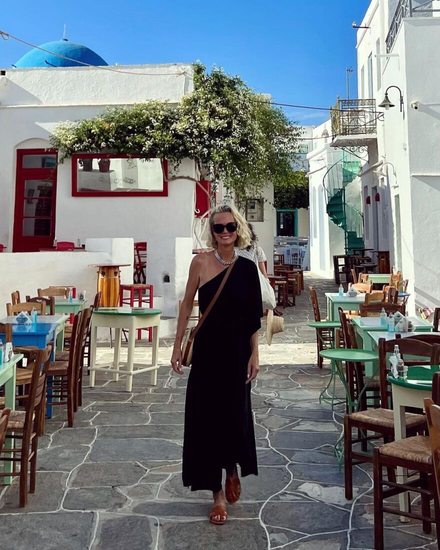 Τζόνι Χαλιντέι: Η σύζυγος του αείμνηστου τραγουδιστή απολαμβάνει τις διακοπές της στην Ελλάδα και διαφημίζει τη Σίφνο