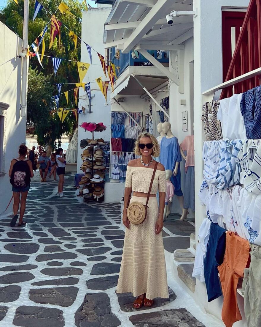 Τζόνι Χαλιντέι: Η σύζυγος του αείμνηστου τραγουδιστή απολαμβάνει τις διακοπές της στην Ελλάδα και διαφημίζει τη Σίφνο