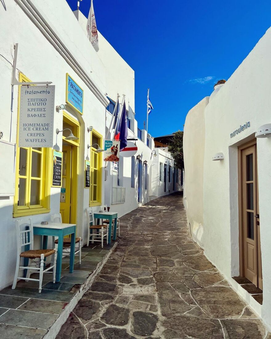 Τζόνι Χαλιντέι: Η σύζυγος του αείμνηστου τραγουδιστή απολαμβάνει τις διακοπές της στην Ελλάδα και διαφημίζει τη Σίφνο