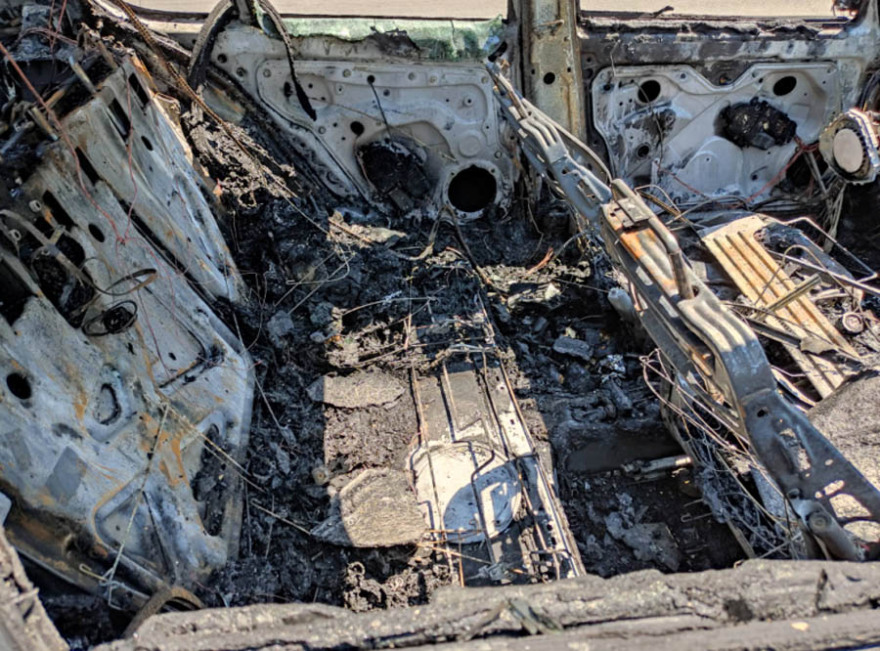 Βόλος: Αυτοκίνητο τυλίχθηκε στις φλόγες - Η οικογένεια γλίτωσε τελευταία στιγμή (φωτογραφίες)